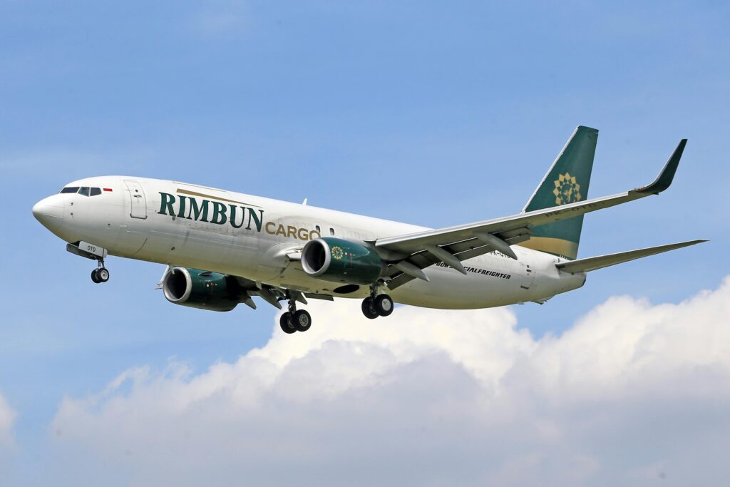 pexels photo 17972353 17972353 Rimbun Cargo airline flying through clear sky, highlighting global cargo transportation.